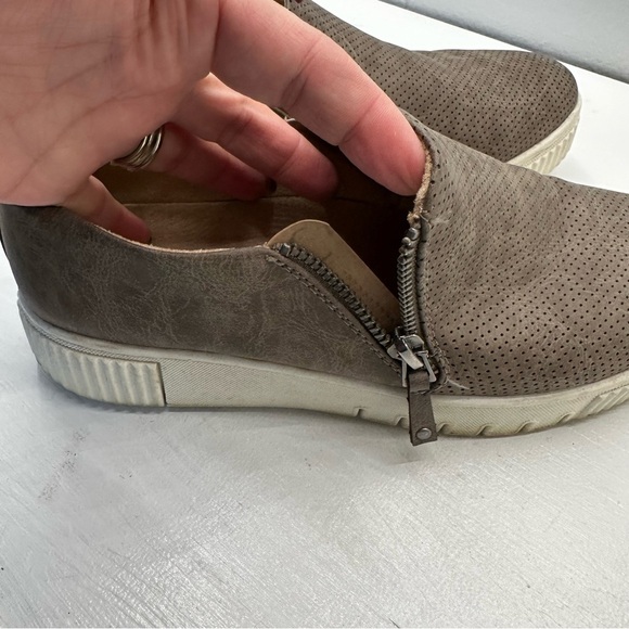 SOUL Naturalizer Turner Taupe Slip On Sneaker Perforated Side Zip Shoes Womens 8 - Picture 7 of 8
